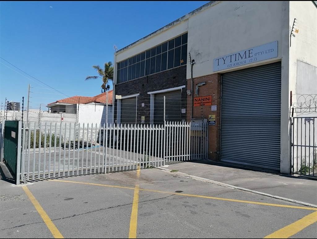 300  m² Commercial space in Parow Central photo number 1