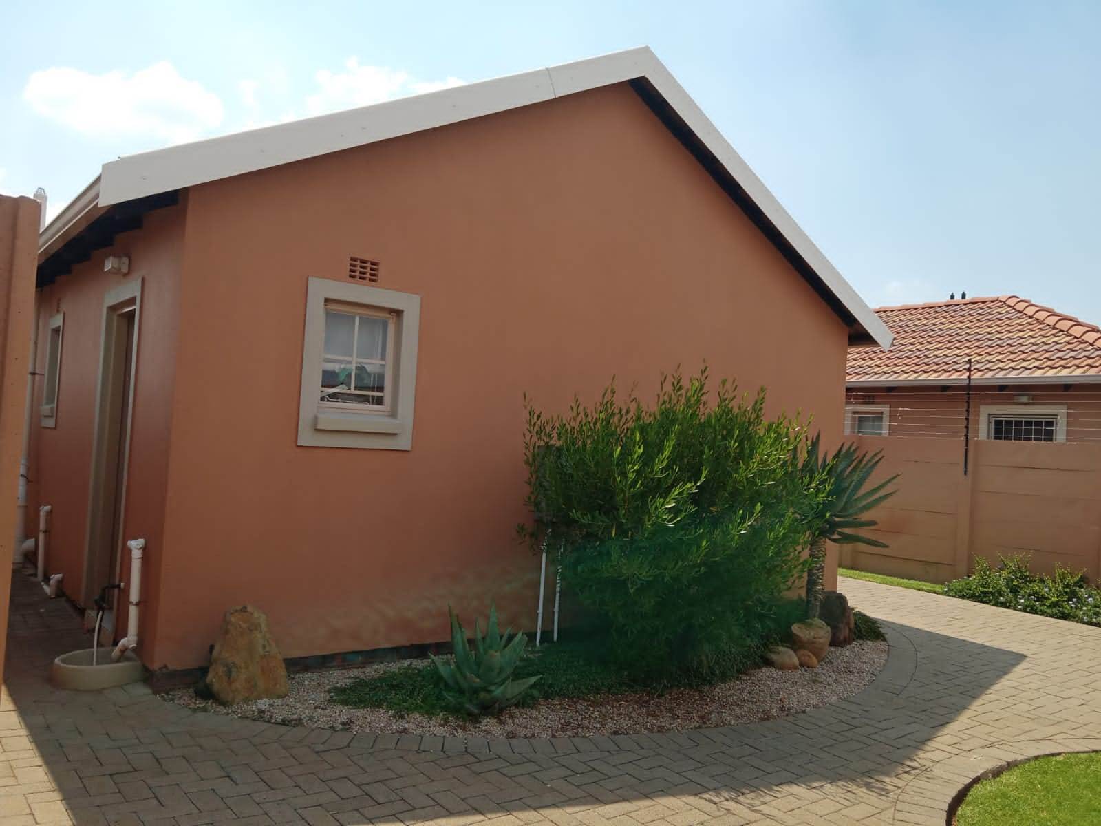 2 Bed House in Diepkloof photo number 11