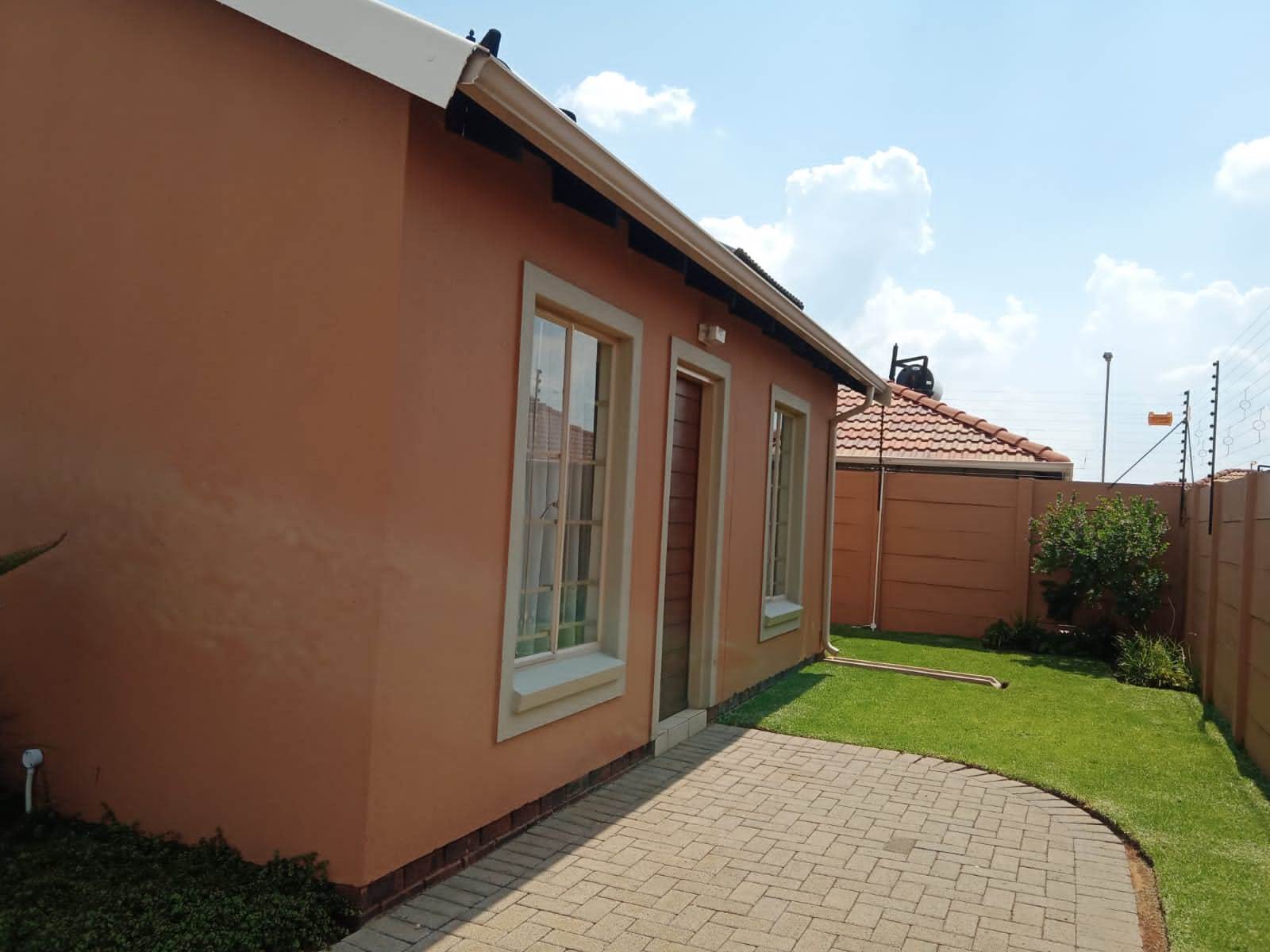 2 Bed House in Diepkloof photo number 8