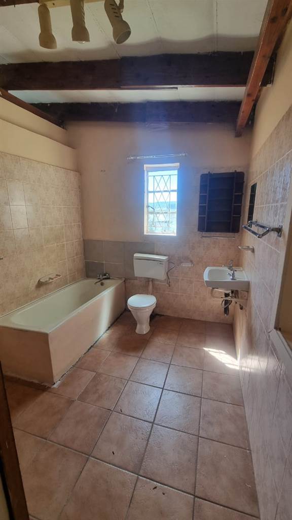 4 Bed House in Aliwal North photo number 7