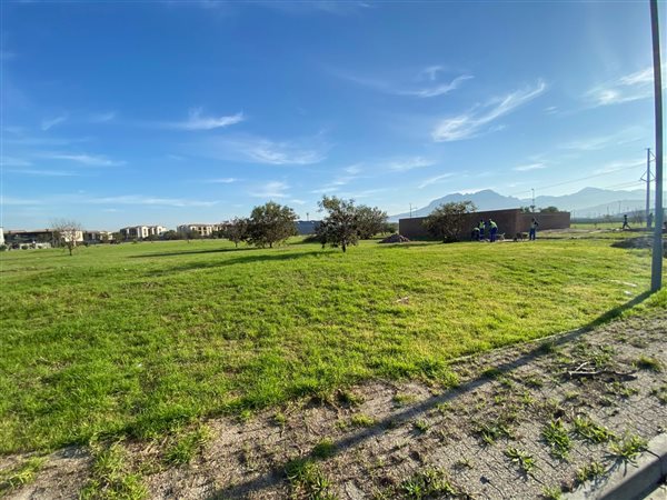 800 m² Land