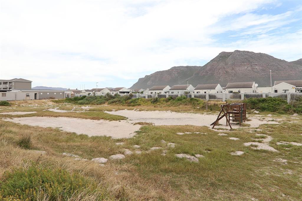 2 Bed Apartment in Muizenberg photo number 16