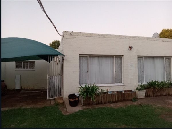 Bachelor apartment in Greenside