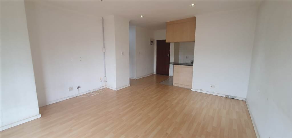 2 Bed Apartment in Essenwood photo number 2