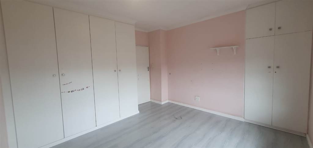 2 Bed Apartment in Essenwood photo number 15