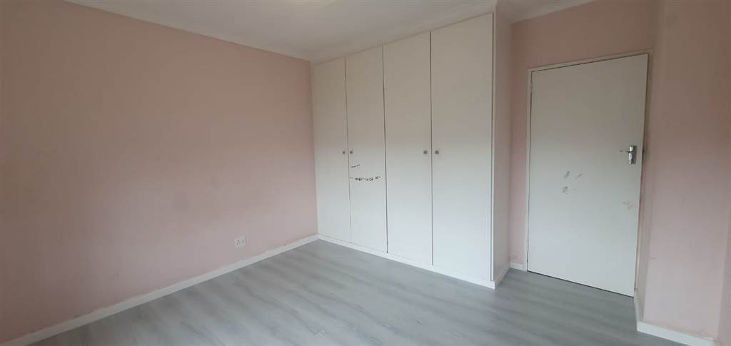 2 Bed Apartment in Essenwood photo number 18