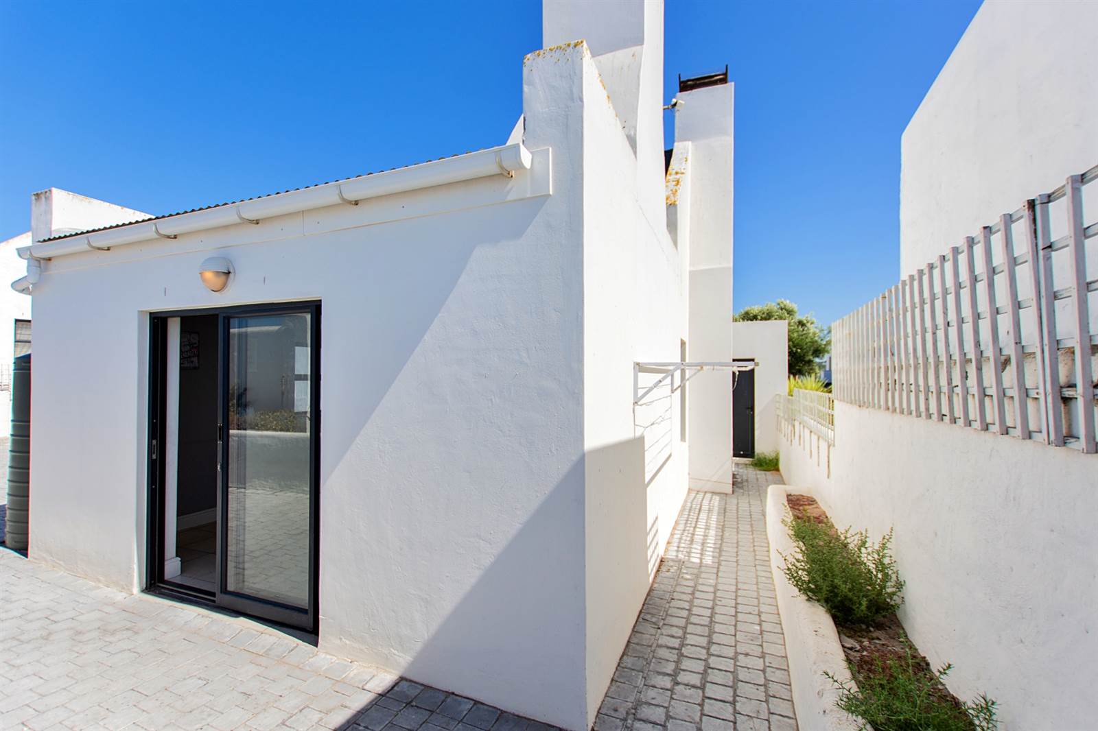 3 Bed House in Yzerfontein photo number 2