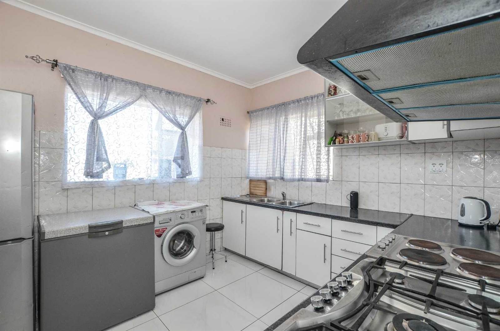 2 Bed Apartment in Parow photo number 3