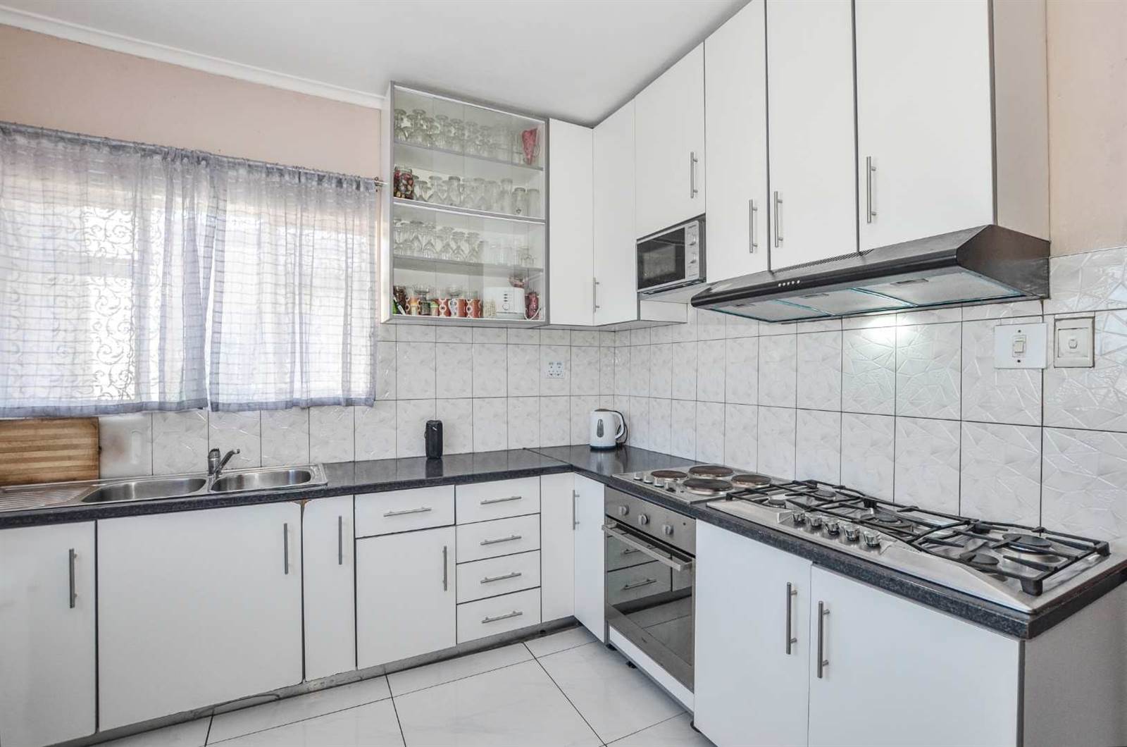 2 Bed Apartment in Parow photo number 2