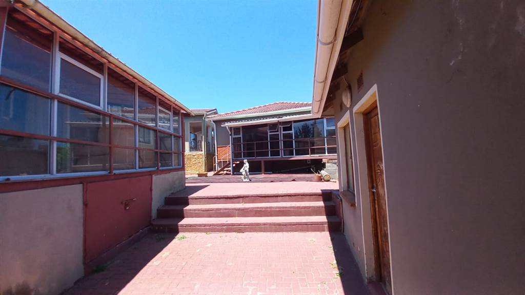 700  m² Commercial space in Southernwood photo number 11