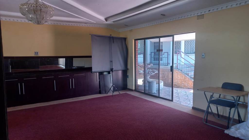 700  m² Commercial space in Southernwood photo number 17