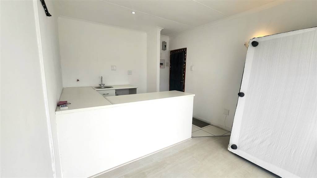 1 Bed Apartment in Strand Central photo number 3