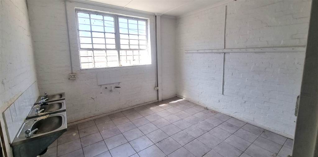 1000  m² Commercial space in Parow photo number 7