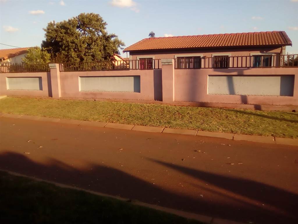 3 Bed House in Roodekop photo number 3