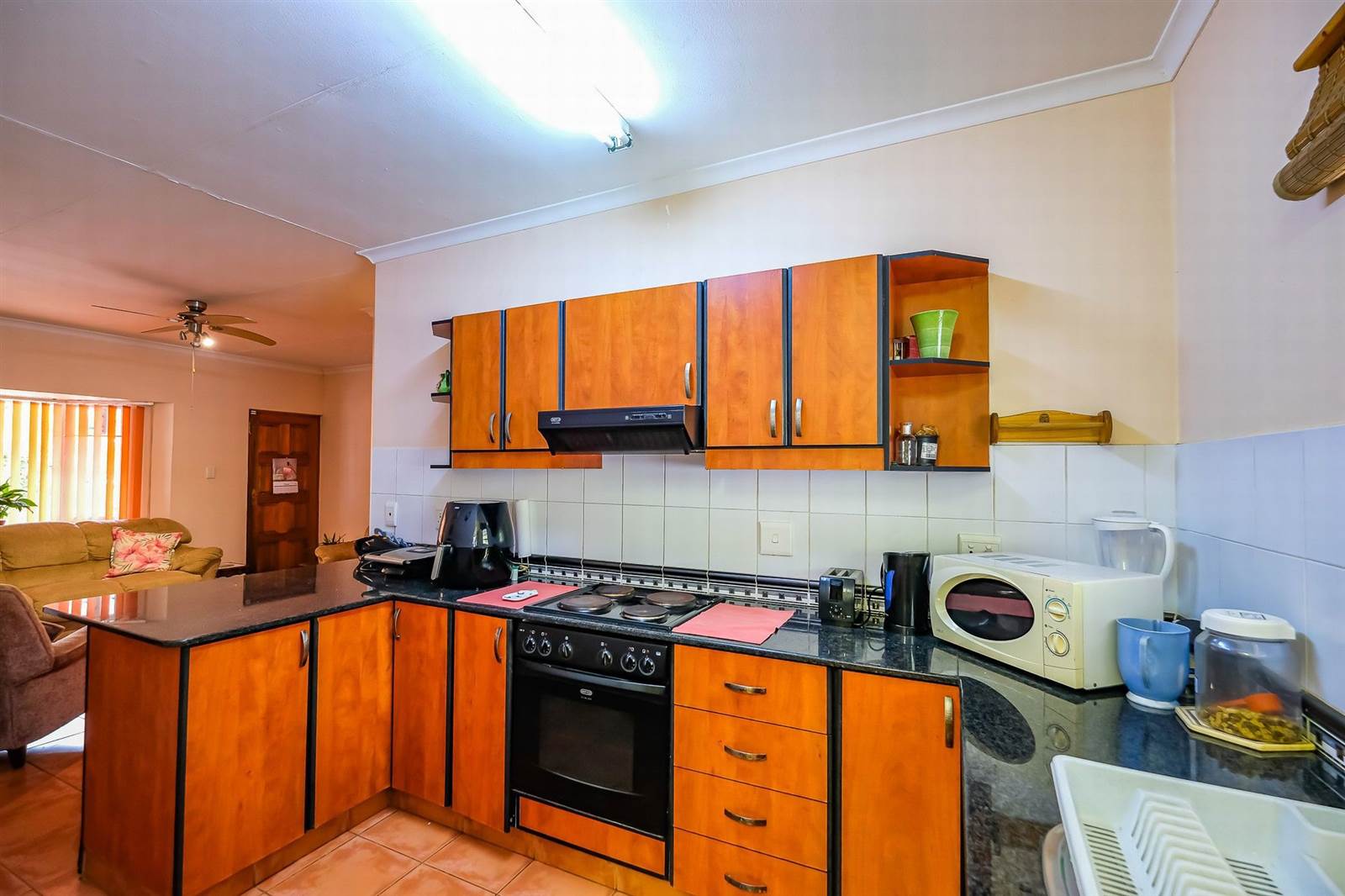 2 Bed Townhouse in Amanzimtoti photo number 11