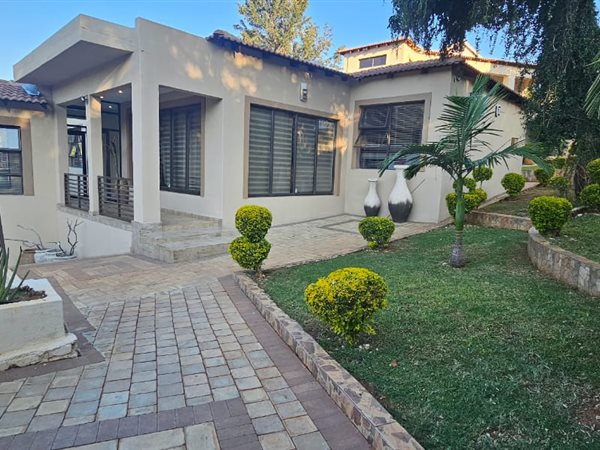 12 Bed House in Protea Park