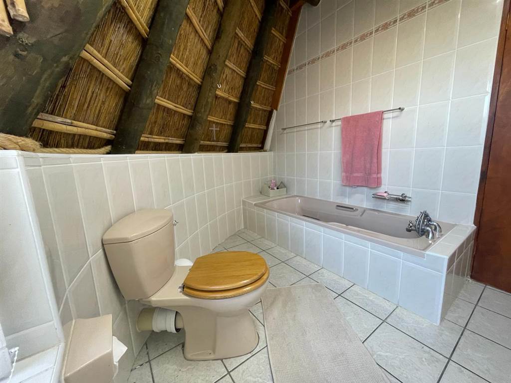 4 Bed House in Stilbaai photo number 11