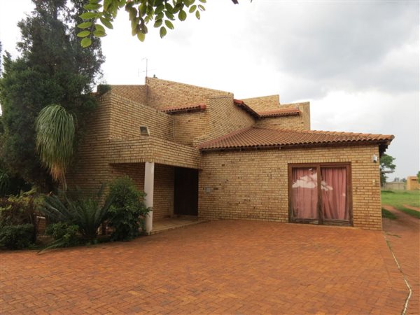 5 Bedroom House 5 Bedroom House
