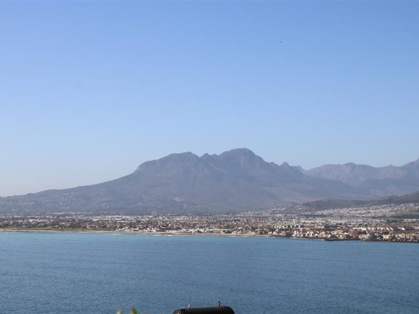 744 m² Land available in Gordons Bay Central