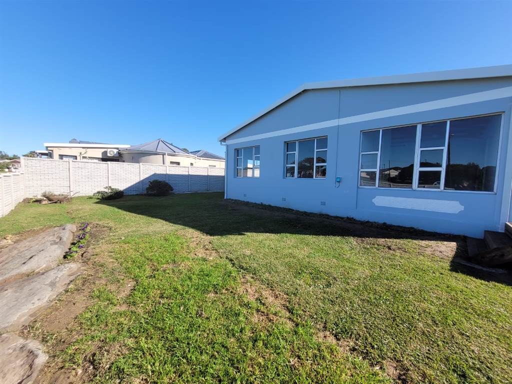 3 Bed House in Kidds Beach photo number 24