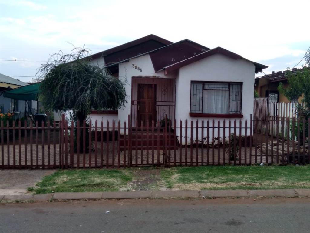 4 Bed House in Ikageng photo number 19