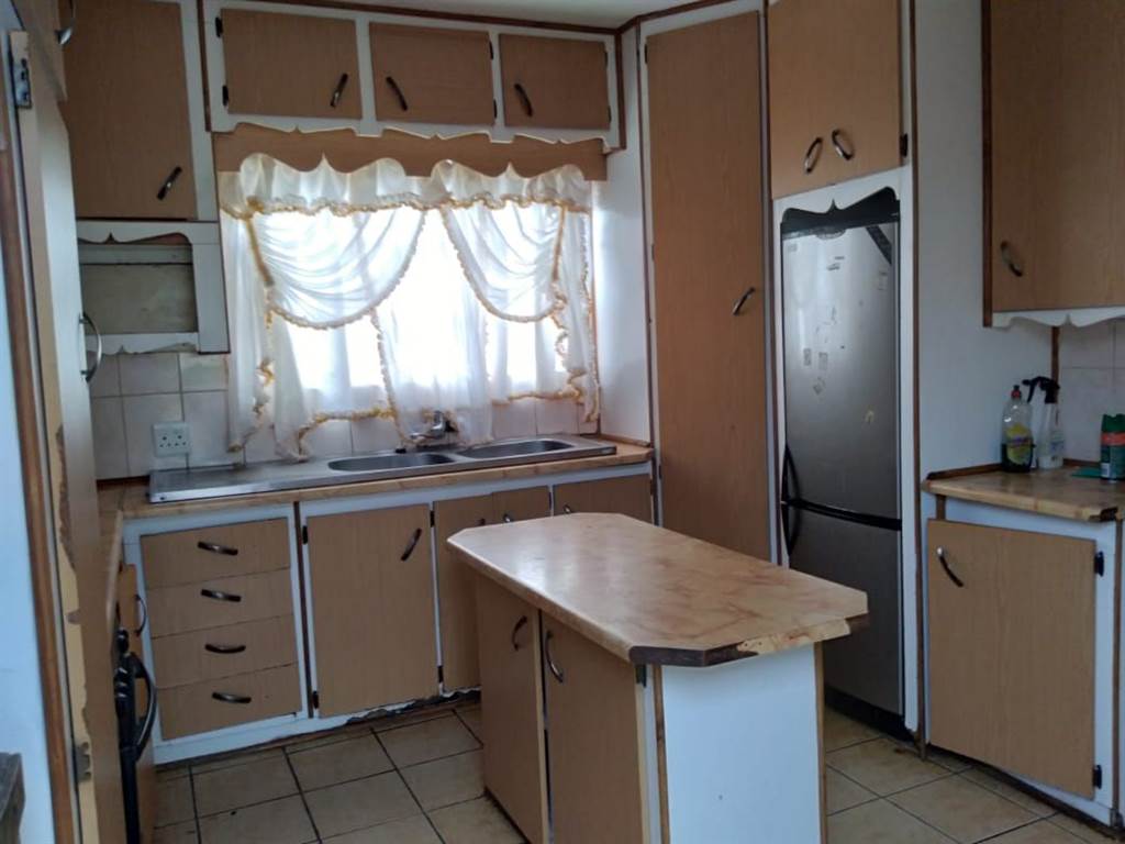 4 Bed House in Ikageng photo number 4