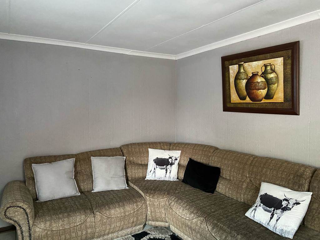 3 Bed House in Mafikeng photo number 2