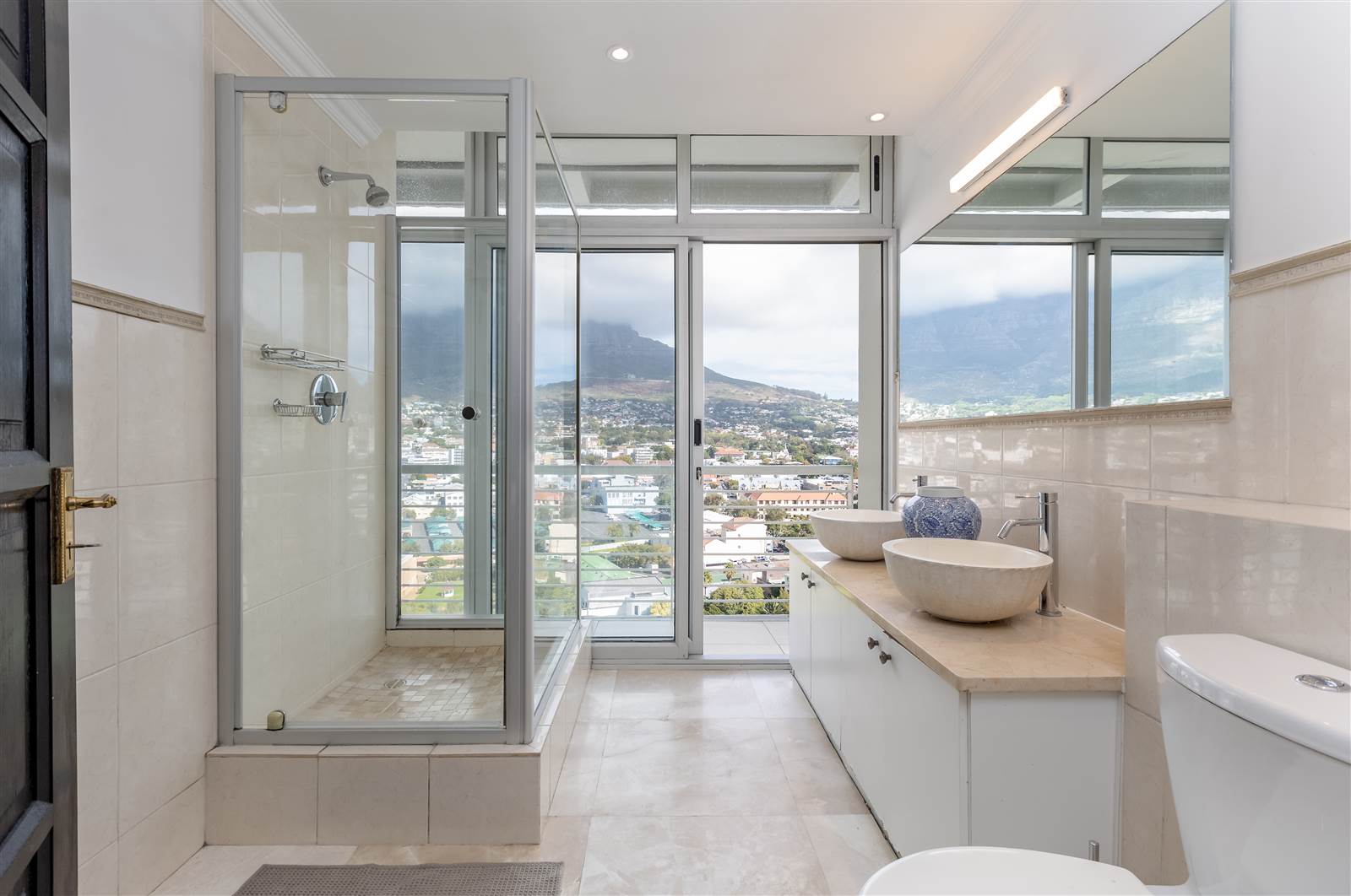3 Bed Penthouse in Cape Town City Centre photo number 3