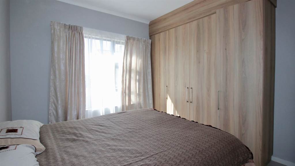 2 Bed Apartment in Louwlardia photo number 11