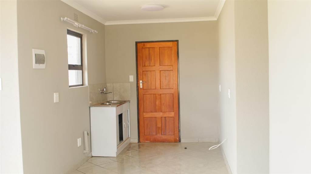 2 Bed House in Reiger Park photo number 16