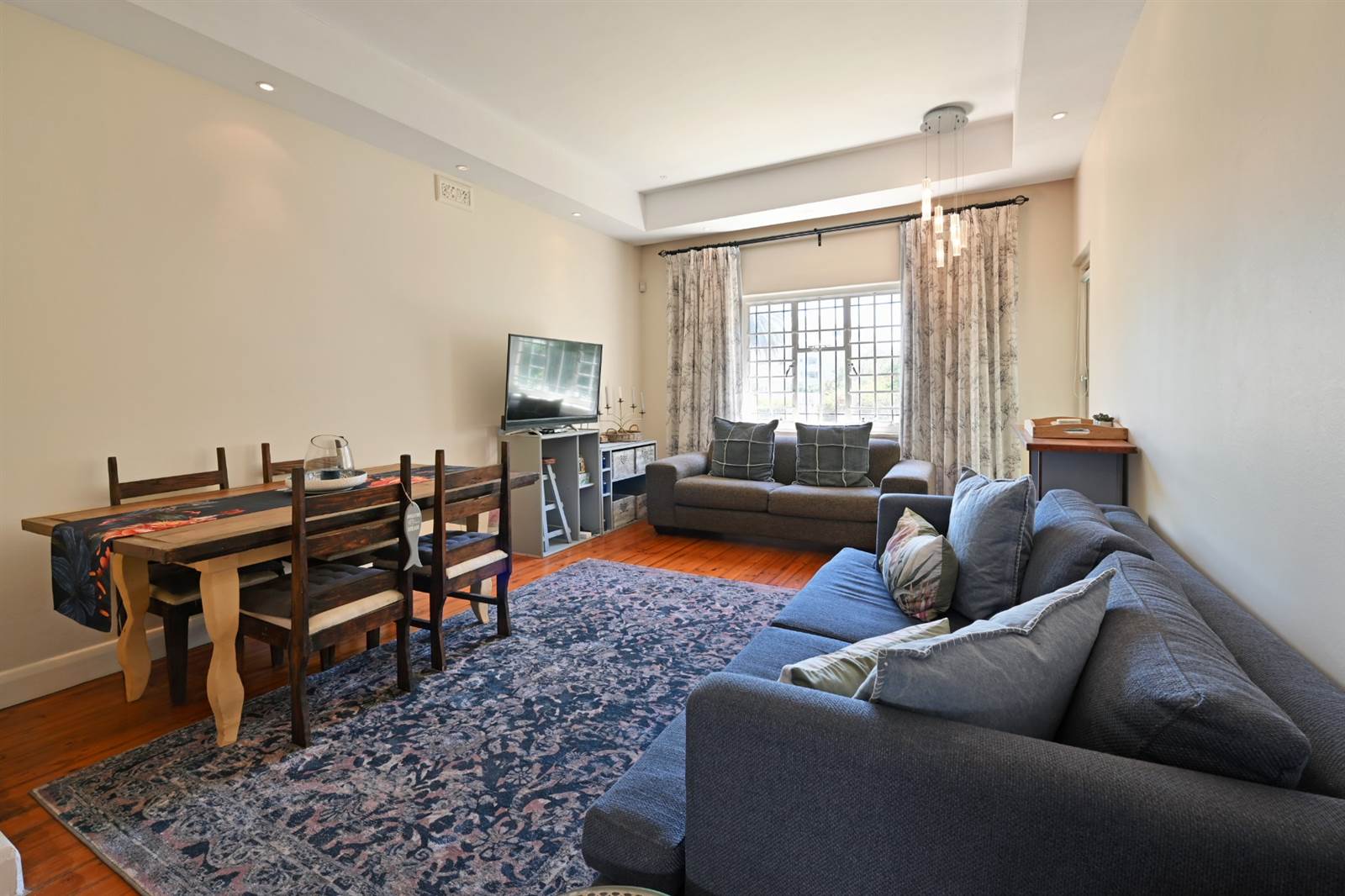 2 Bed Apartment in Green Point photo number 3