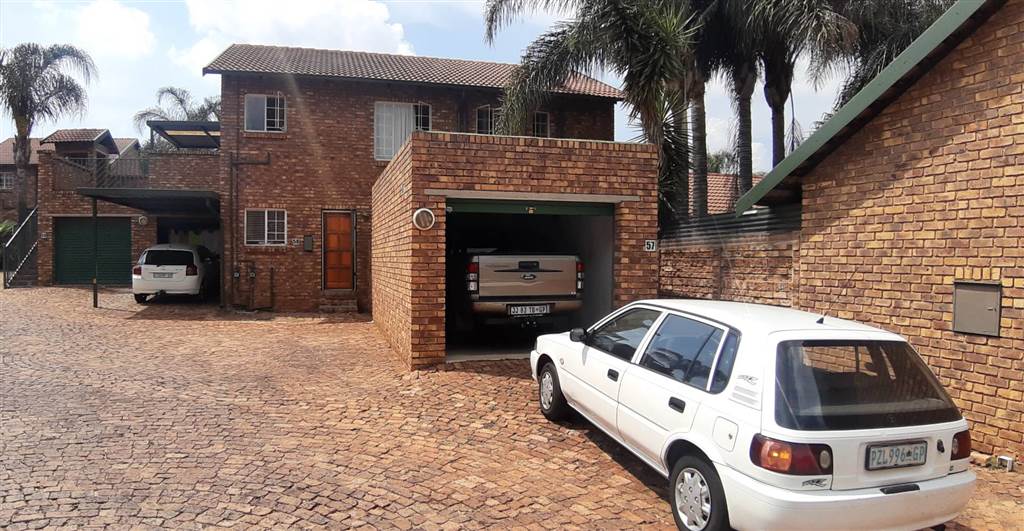 2 Bed Townhouse in Highveld photo number 2