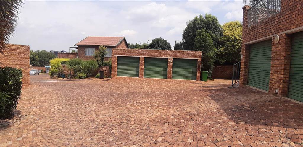 2 Bed Townhouse in Highveld photo number 17