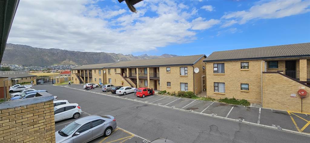 2 Bed Apartment in Fairview Golf Estate photo number 15