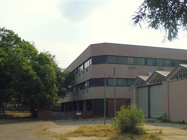 1800  m² Commercial space in Queenswood