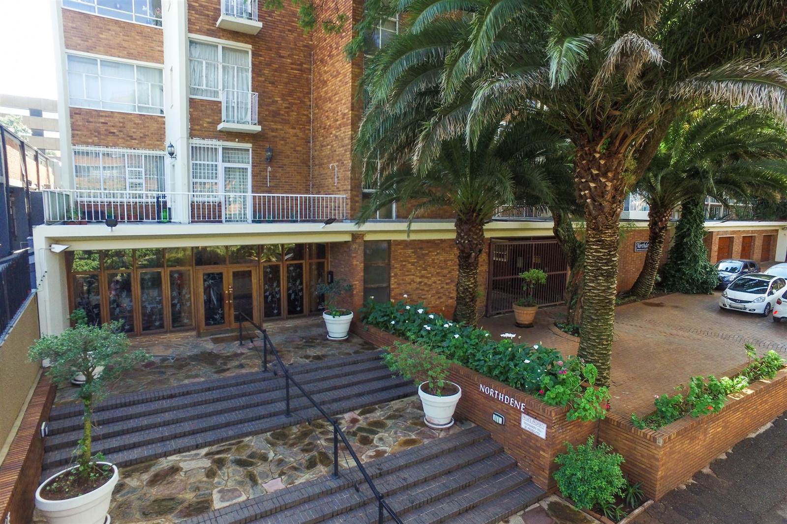 2 Bed Apartment in Parktown photo number 5