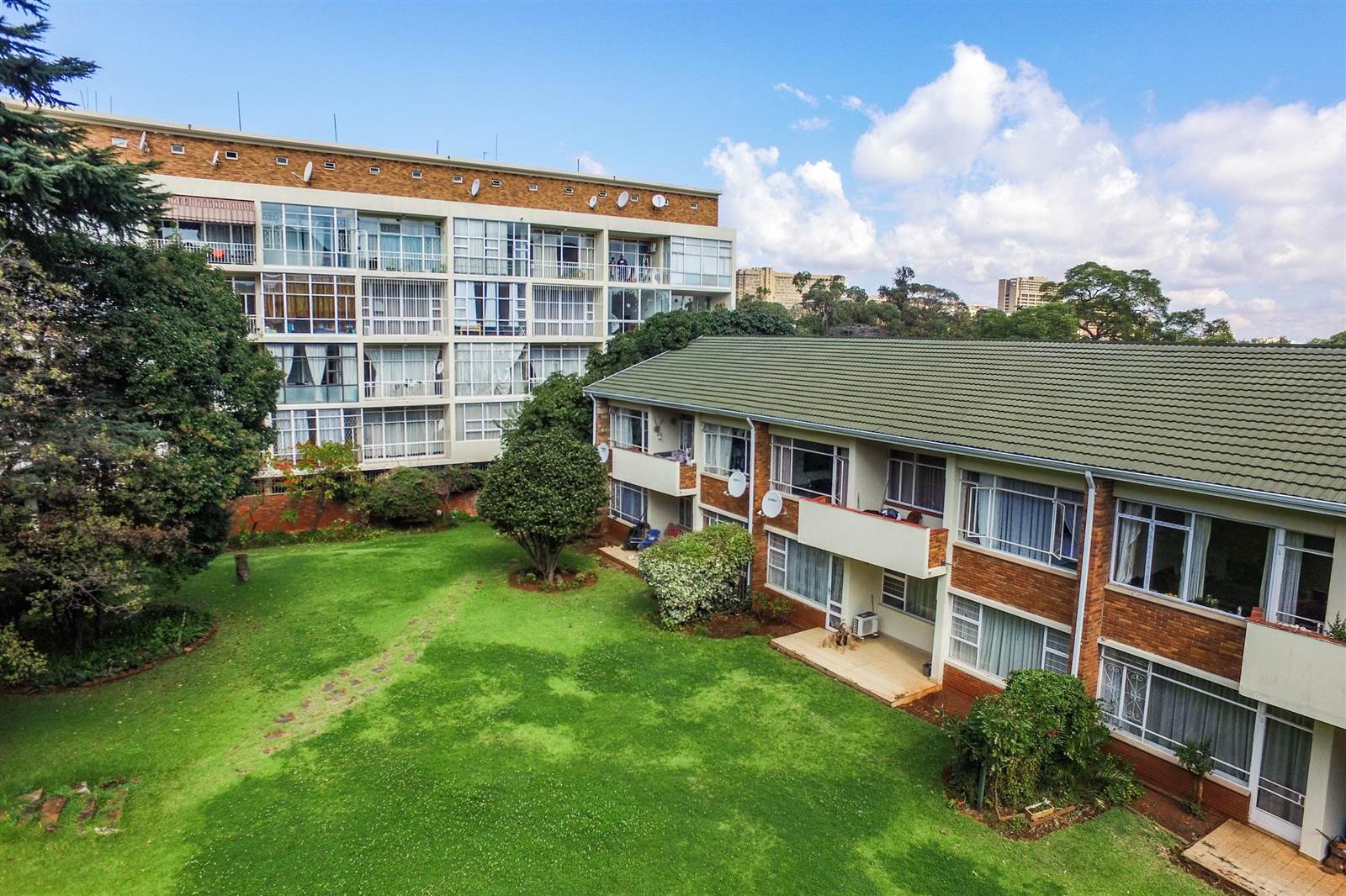 2 Bed Apartment in Parktown photo number 25