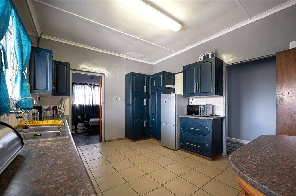 4 Bed House in Paarl photo number 10
