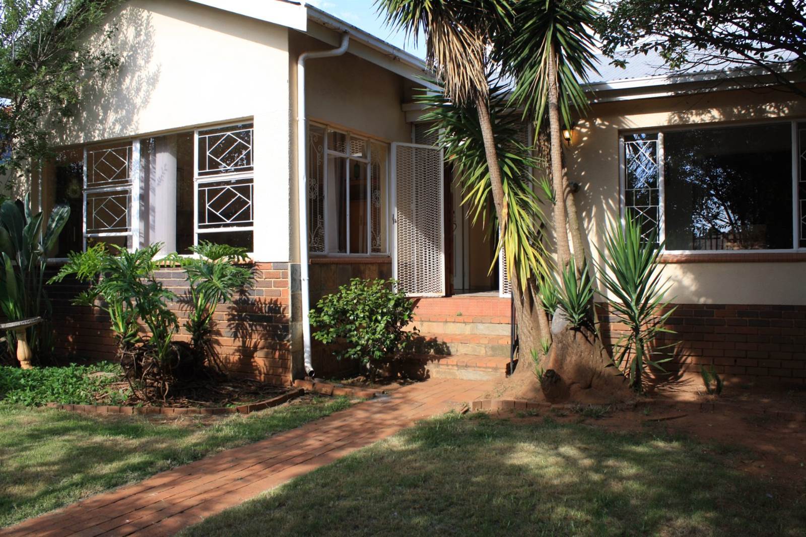 8 Bed House in Krugersdorp North photo number 2