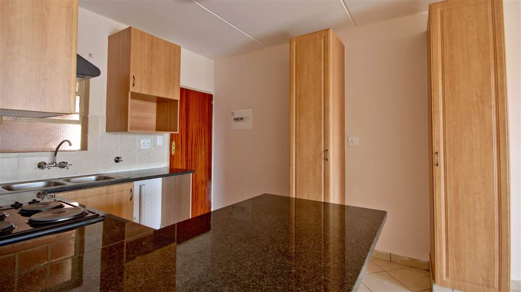 2 Bed Apartment in Hazeldean (Silverlakes Surroundings) photo number 4
