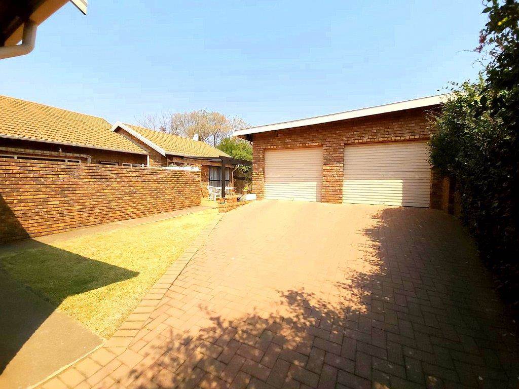 4 Bed House in Constantia Park photo number 2