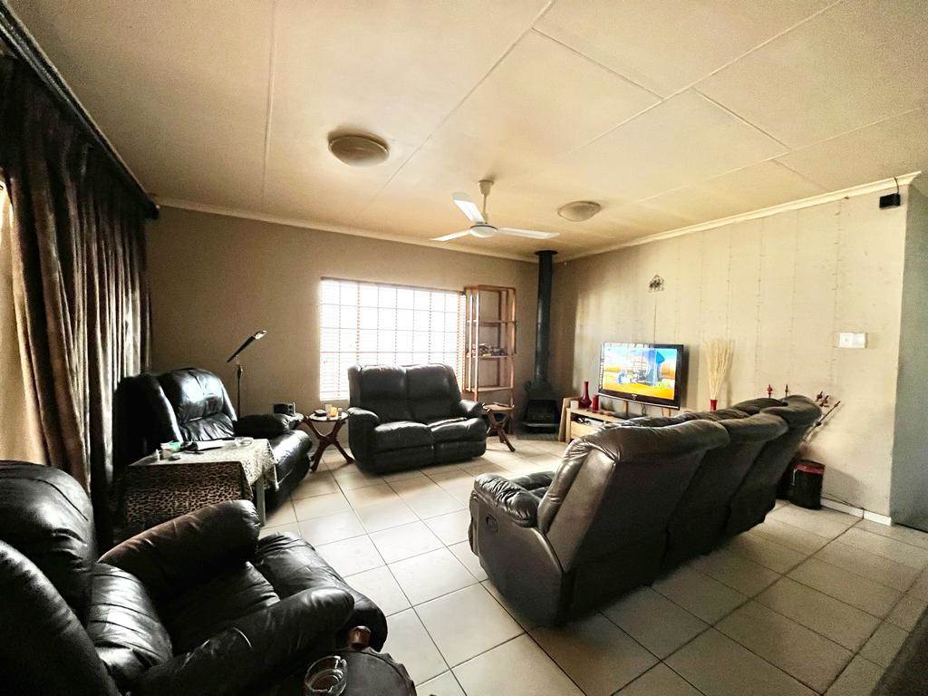 3 Bed Townhouse in Secunda photo number 6
