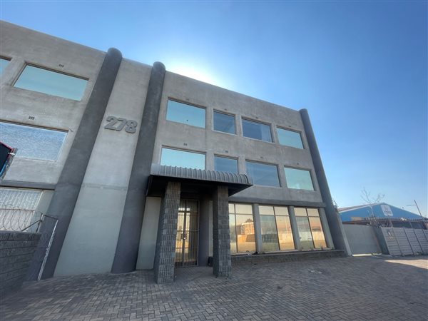 900  m² Commercial space