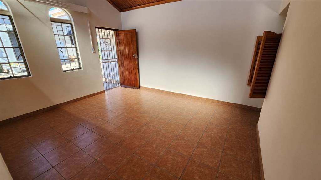 3 Bed Townhouse in Oudtshoorn Central photo number 4
