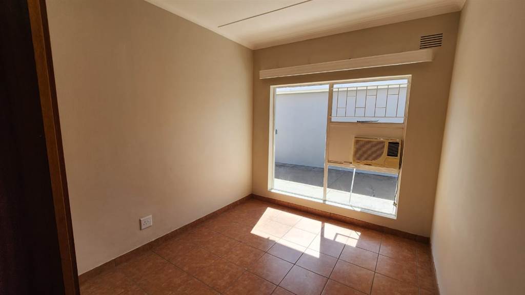 3 Bed Townhouse in Oudtshoorn Central photo number 8