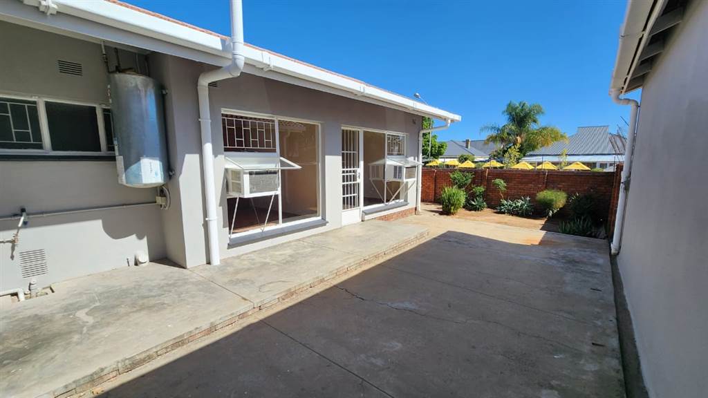 3 Bed Townhouse in Oudtshoorn Central photo number 13