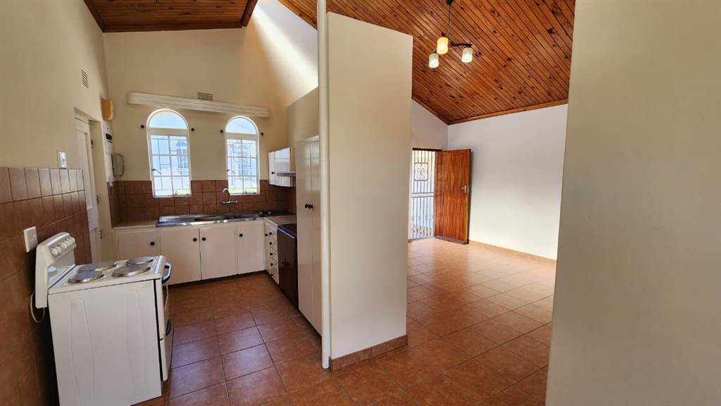 3 Bed Townhouse in Oudtshoorn Central photo number 5