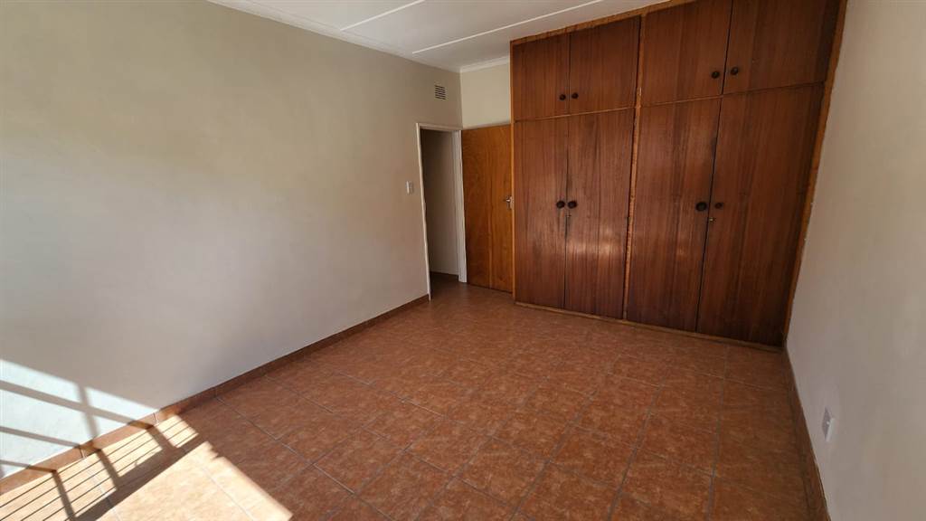 3 Bed Townhouse in Oudtshoorn Central photo number 11