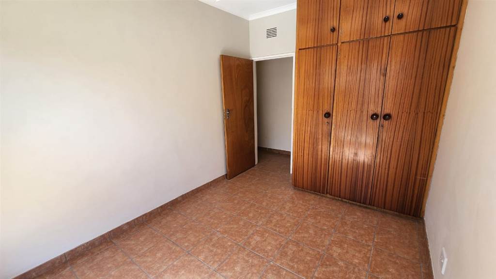 3 Bed Townhouse in Oudtshoorn Central photo number 9