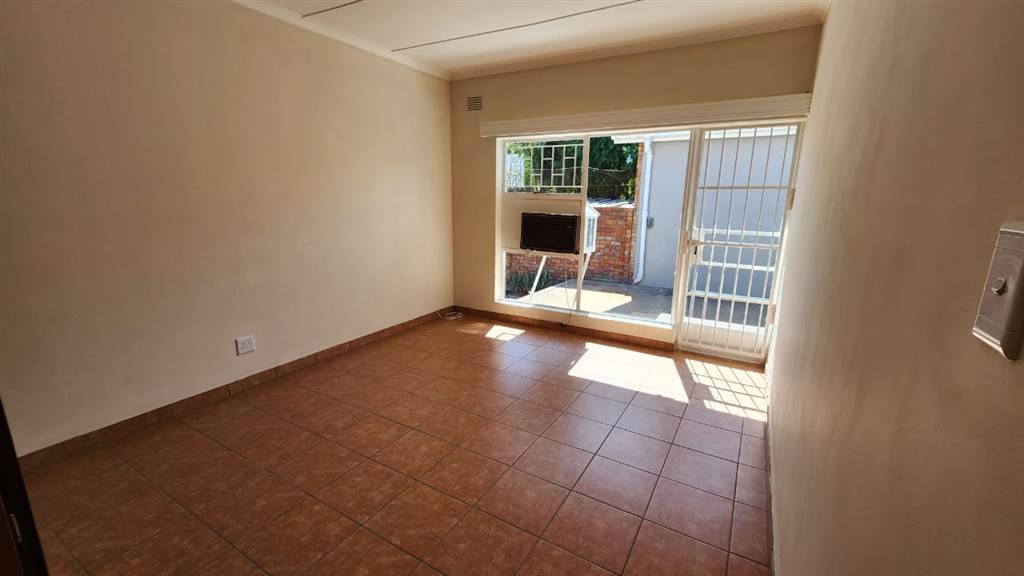 3 Bed Townhouse in Oudtshoorn Central photo number 10